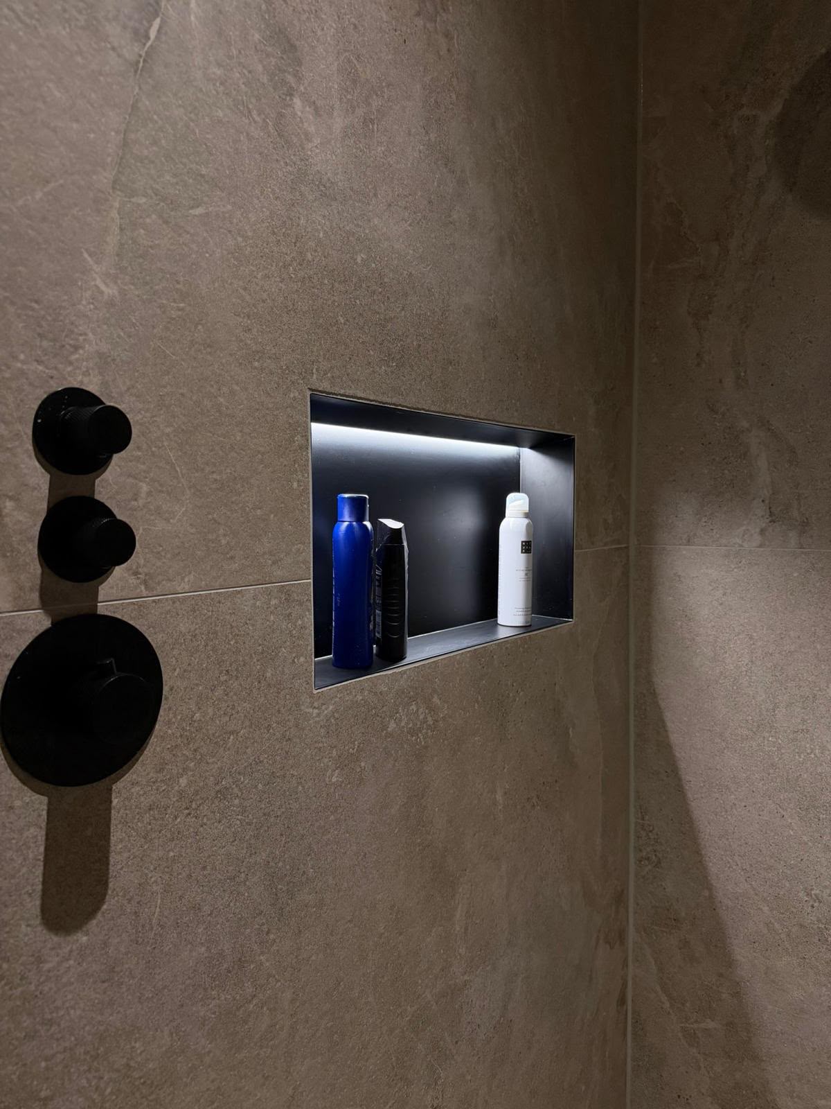 Toilet- en badkamerafwerking: douchenis met LED-verlichting