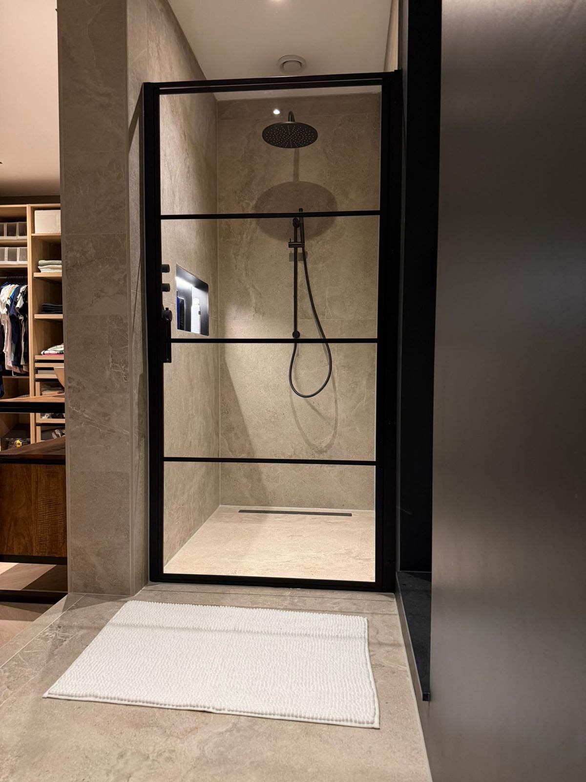 Badkamer renovatie met moderne inloopdouche door RebuildWorks